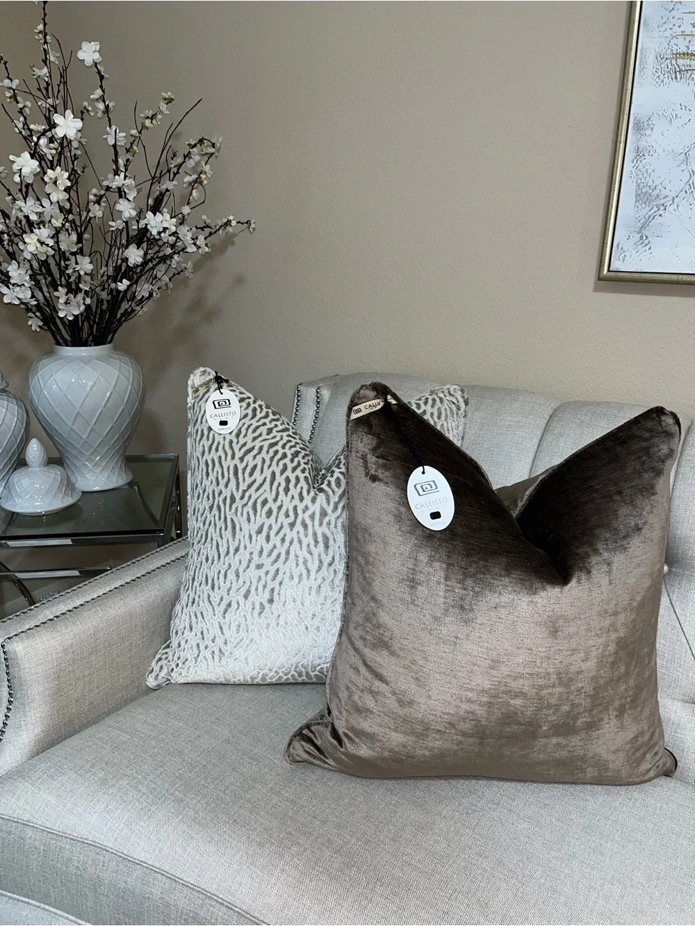 1-NWT CALLISTO HOME TAUPE LUXURY VELVET DECORATIVE PILLOW (T0258F12)